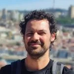 Frontal picture of Filipe Furtado, with Vila Nova de Gaia on the background, on a sunny day.